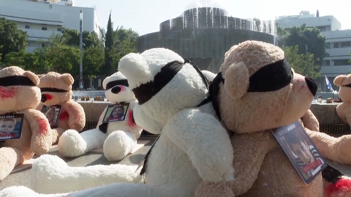 Video: Desítky medvídků s páskami přes oči. Za děti unesené Hamásem